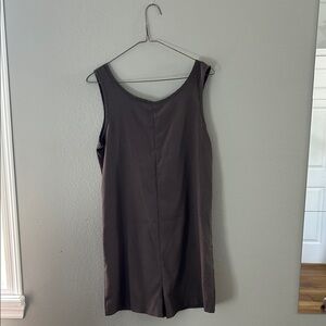 Gray Sheath Dress with Scoop Neck and Sleeveless Design for Casual Wear